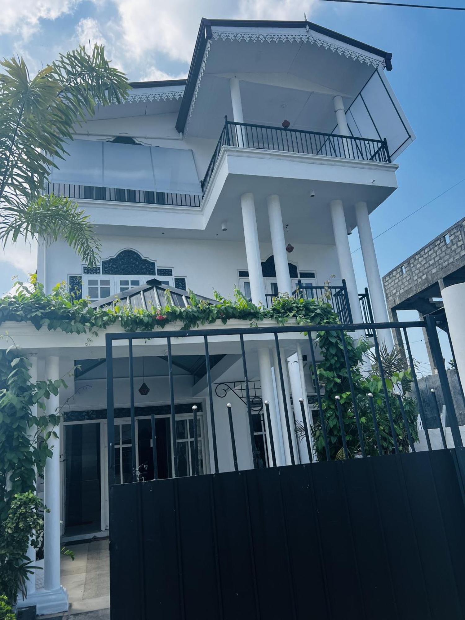 Ramlyn Guesthouse & Restaurant Negombo Exterior foto